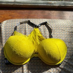 ⚠️Sold off poshmark ⚠️Pink Victoria’s Secret bra
